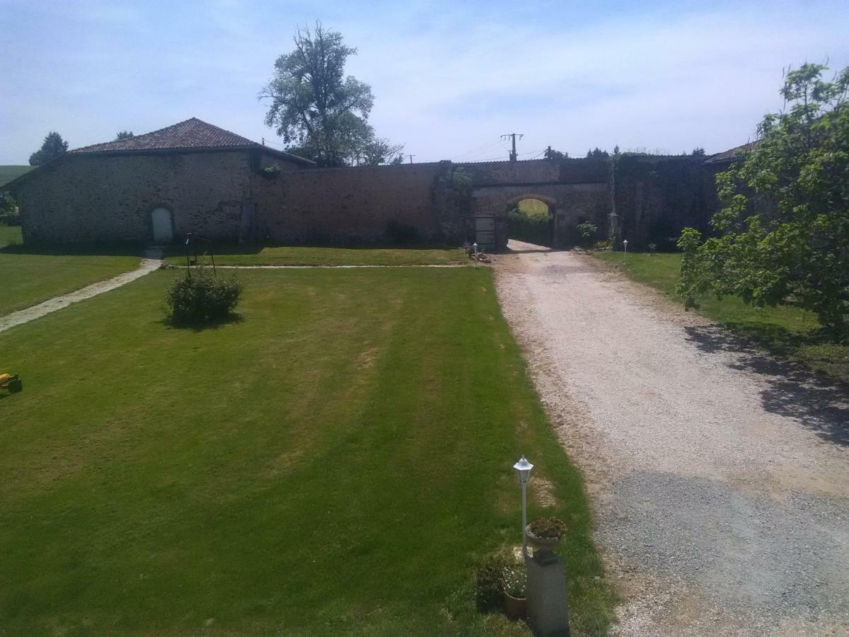 Pierre Deluen Domaine De La Grange De Quaire Bed and Breakfast Chassenon Exteriör bild