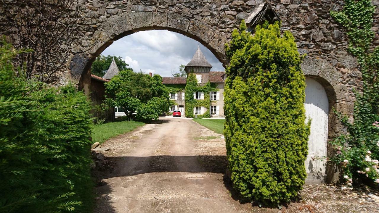 Pierre Deluen Domaine De La Grange De Quaire Bed and Breakfast Chassenon Exteriör bild